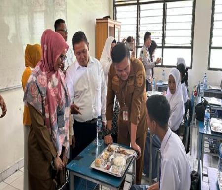 SMK Negeri 5 Pekanbaru menjadi salah satu sekolah yang menjalankan simulasi makan bergizi gratis di Pekanbaru. (Foto: Meri Yindani)